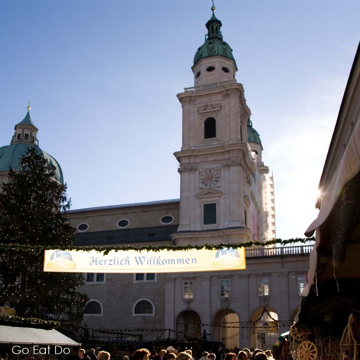 A sign welcomes people to the Christmas market in the Salzburg Altstadt.