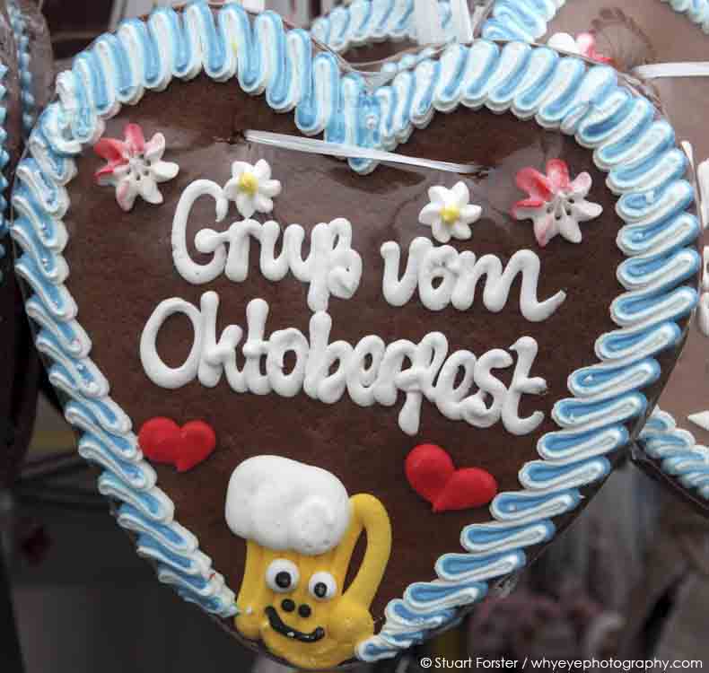 Gingerbread heart with icing sugar stating 'Gruß vom Oktoberfest' (Greetings from the Oktoberfest) in Munich, Germany