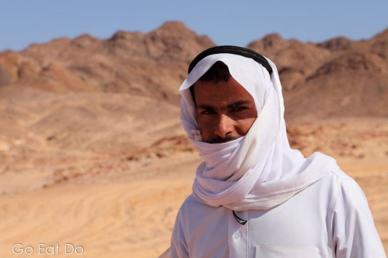 Bedouin guide in a keffiyeh and jalabiya, traditional Arabic clothing ...