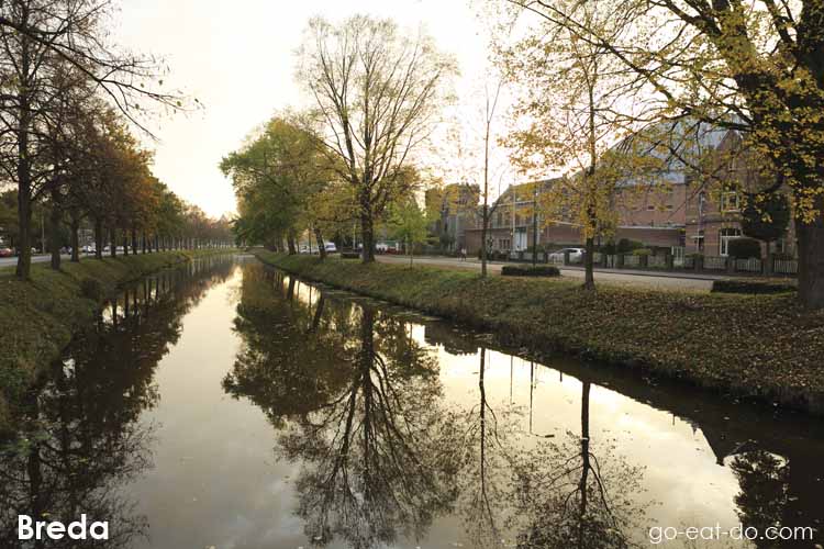 Nassausingel canal on an autumn day in Breda, the Netherlands