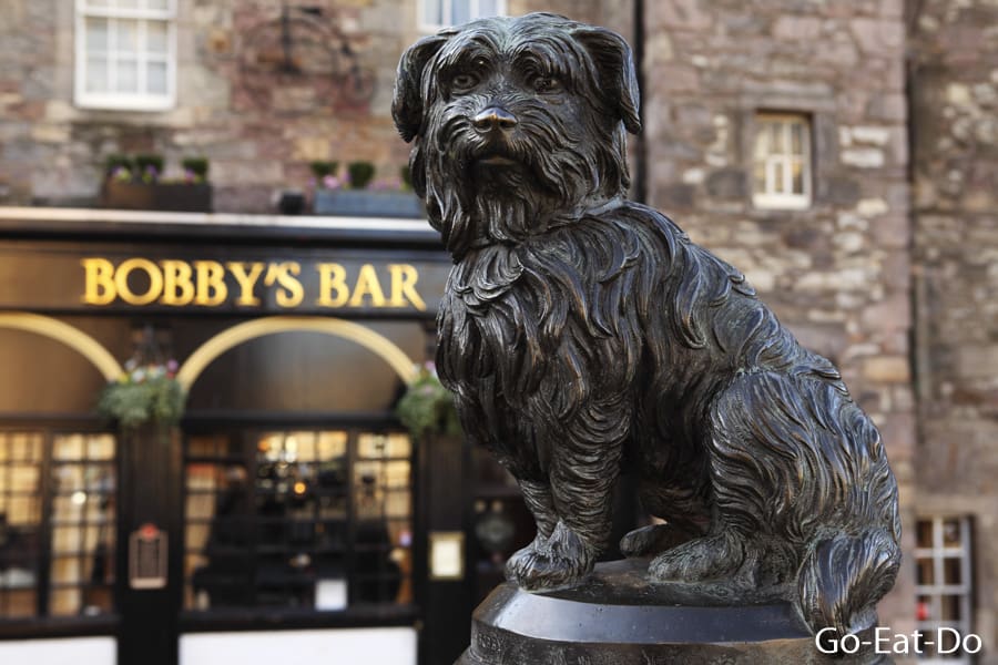 Greyfriar's Bobby, statue in memory of the loyal Skye Terrier dog, on the George IV Bridge, next to Bobby's Bar, in Edinburgh Scotland