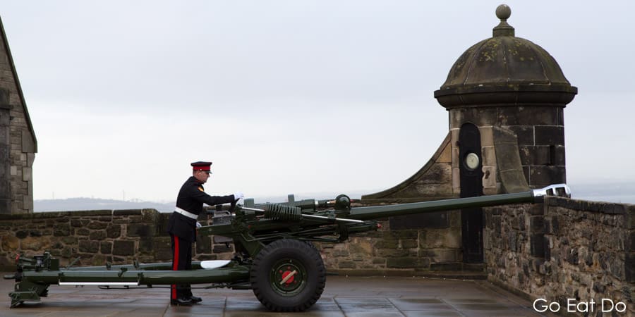 Gunner in British Army uniform prepares to fire Edinburgh Castle's One O'Clock Gun
