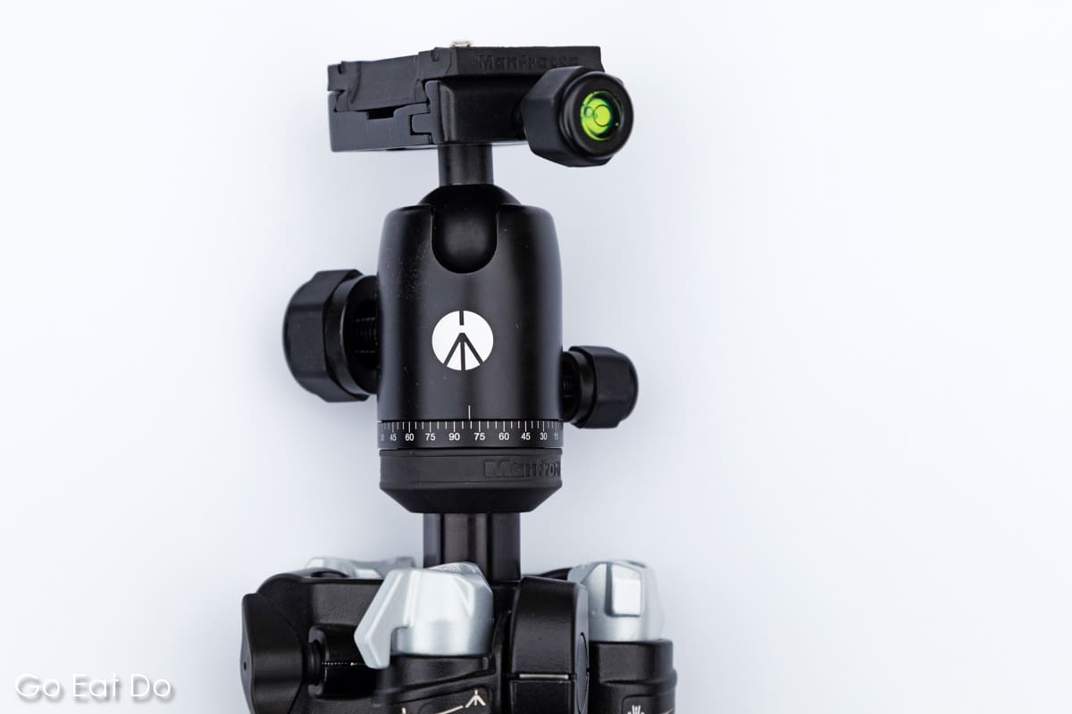 Close up of a ball head on a Manfrotto Element MII tripod in a review of the moderately-priced travel tripod.