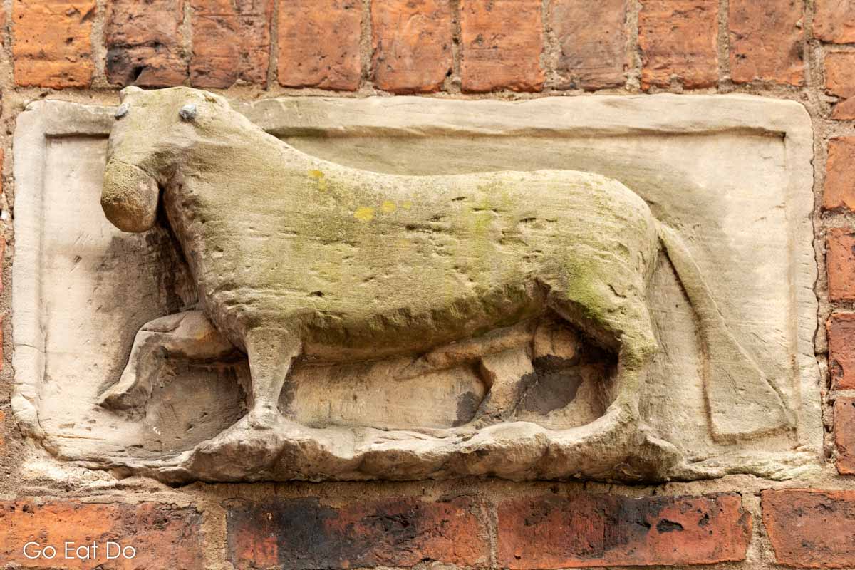 Is the bull sculpture on Bull Wynd a depiction of the Durham Ox.