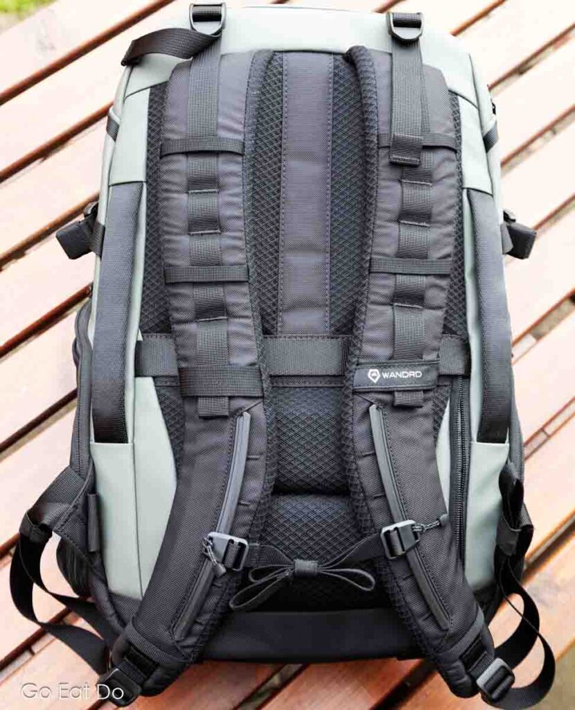 The adjustable shoulder straps of the WANDRD STRATUS Photo 18L bag.